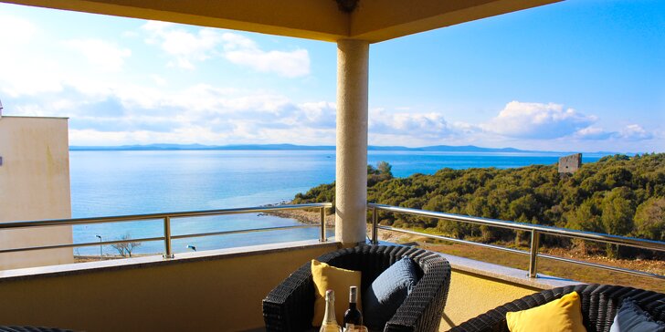 Krásne apartmány pri Zadare s bazénom a výhľadom na more, iba 100 m od pláže