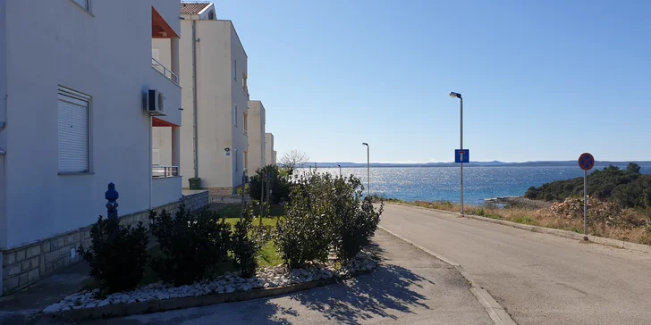 Krásne apartmány pri Zadare s bazénom a výhľadom na more, iba 100 m od pláže