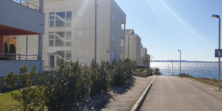 Krásne apartmány pri Zadare s bazénom a výhľadom na more, iba 100 m od pláže