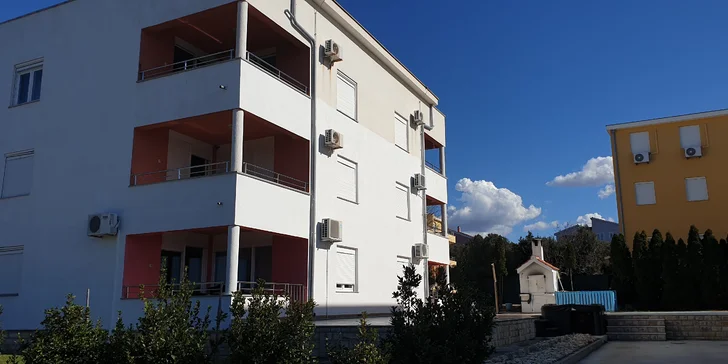 Krásne apartmány pri Zadare s bazénom a výhľadom na more, iba 100 m od pláže