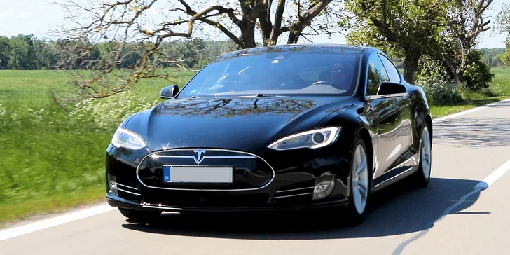 Neuveriteľná jazda na aute TESLA MODEL S, ktorú musíte zažiť!