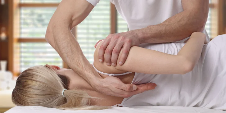 Odborná masáž proti bolesti s fyzioterapeutom a možnosťou vibračnej terapie