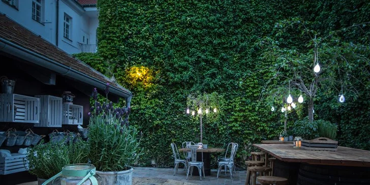 Romantický pobyt v srdci Prahy: elegantný apartmán s raňajkami a večerou