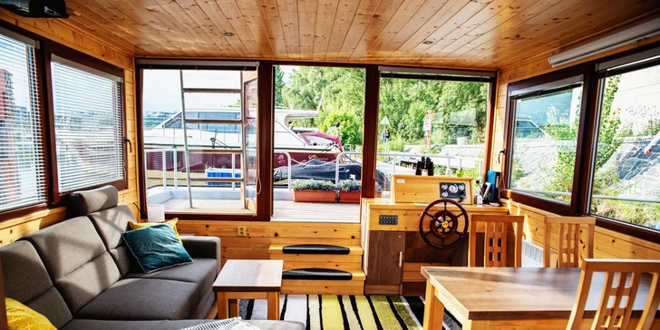 Netradičný pobyt v pražských Holešoviciach: vybavený houseboat až pre 6 osôb