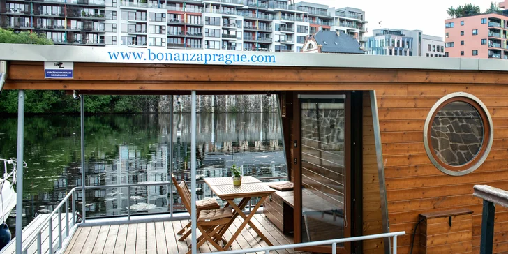 Netradičný pobyt v pražských Holešoviciach: vybavený houseboat až pre 6 osôb