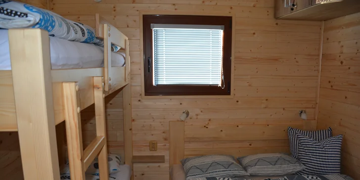 Netradičný pobyt v pražských Holešoviciach: vybavený houseboat až pre 6 osôb