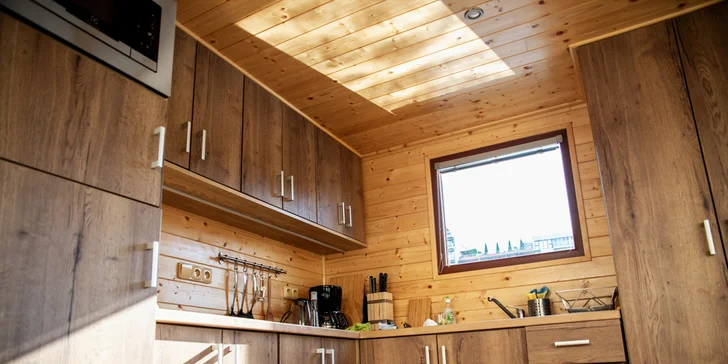 Netradičný pobyt v pražských Holešoviciach: vybavený houseboat až pre 6 osôb