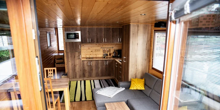 Netradičný pobyt v pražských Holešoviciach: vybavený houseboat až pre 6 osôb