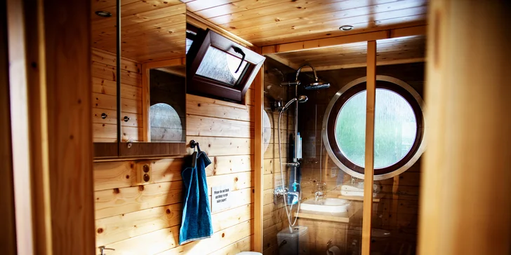Netradičný pobyt v pražských Holešoviciach: vybavený houseboat až pre 6 osôb