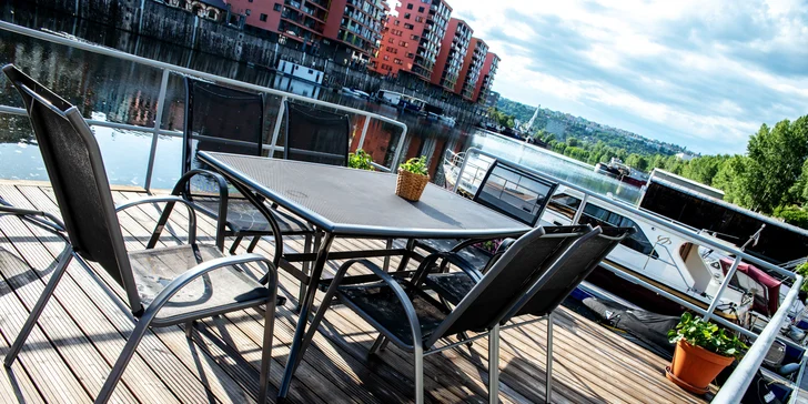 Netradičný pobyt v pražských Holešoviciach: vybavený houseboat až pre 6 osôb