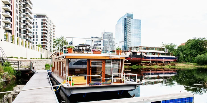 Netradičný pobyt v pražských Holešoviciach: vybavený houseboat až pre 6 osôb