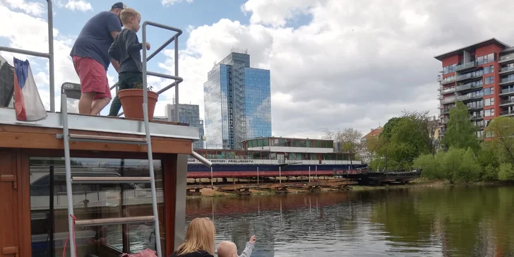 Netradičný pobyt v pražských Holešoviciach: vybavený houseboat až pre 6 osôb