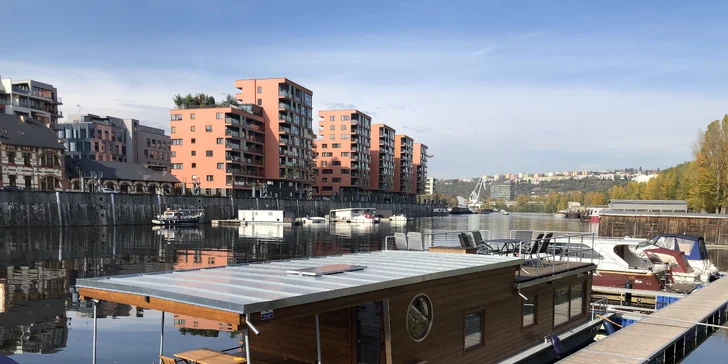 Netradičný pobyt v pražských Holešoviciach: vybavený houseboat až pre 6 osôb