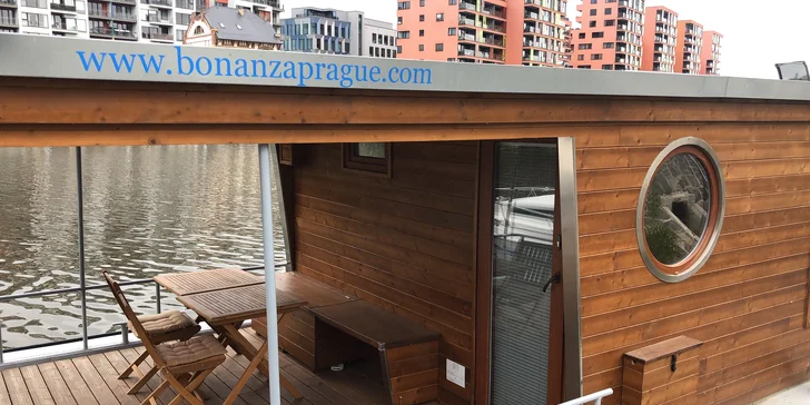 Netradičný pobyt v pražských Holešoviciach: vybavený houseboat až pre 6 osôb