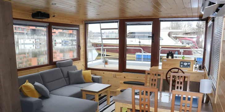 Netradičný pobyt v pražských Holešoviciach: vybavený houseboat až pre 6 osôb