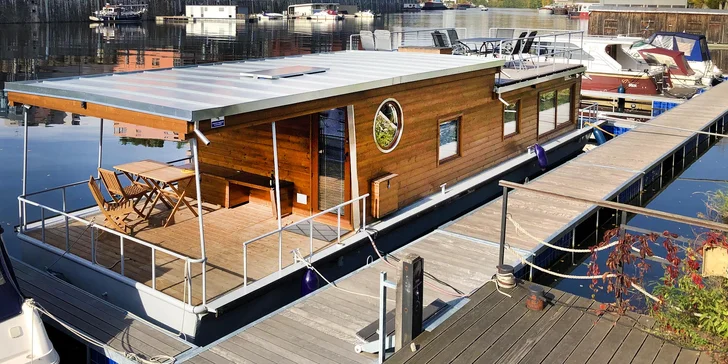 Netradičný pobyt v pražských Holešoviciach: vybavený houseboat až pre 6 osôb