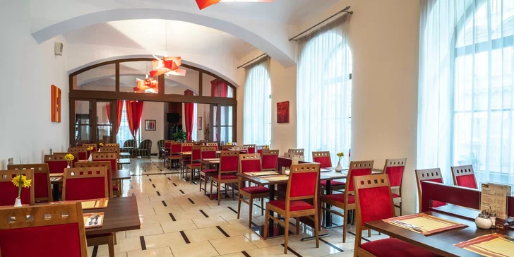 Pobyt v luxusnom 4* hoteli pri Václavskom námestí: raňajky, grilované špeciality i privátne wellness