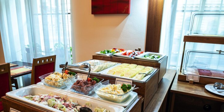 Pobyt v luxusnom 4* hoteli pri Václavskom námestí: raňajky, grilované špeciality i privátne wellness