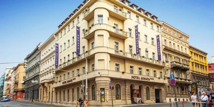 Pobyt v luxusnom 4* hoteli pri Václavskom námestí: raňajky, grilované špeciality i privátne wellness