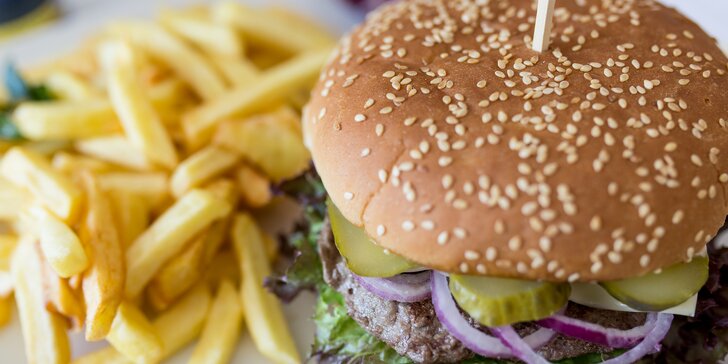 Šťavnatý hovädzí burger s hranolčekmi a RedBullom pre 1 alebo 2 osoby