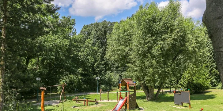 3* hotel v pokojnej časti Prahy: bohaté bufetové raňajky a záhrada s posedením a detským ihriskom