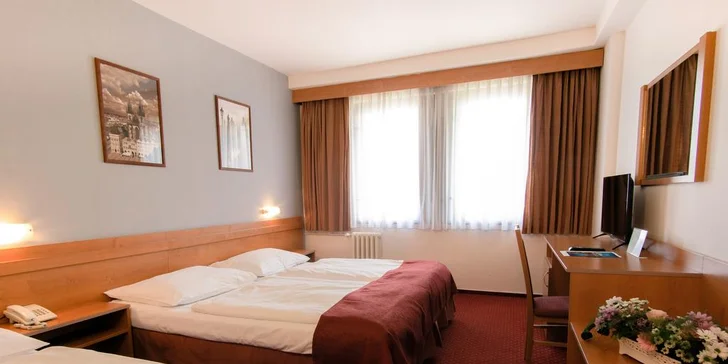 3* hotel v pokojnej časti Prahy: bohaté bufetové raňajky a záhrada s posedením a detským ihriskom