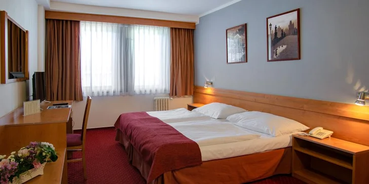 3* hotel v pokojnej časti Prahy: bohaté bufetové raňajky a záhrada s posedením a detským ihriskom