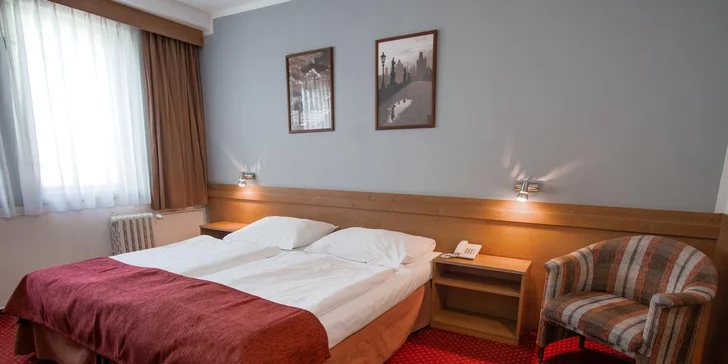 3* hotel v pokojnej časti Prahy: bohaté bufetové raňajky a záhrada s posedením a detským ihriskom