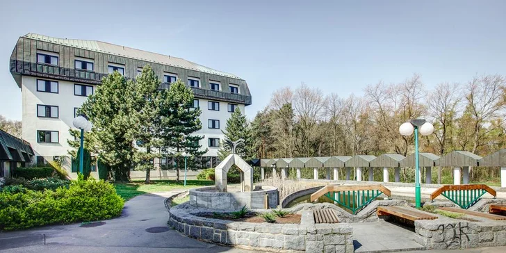 3* hotel v pokojnej časti Prahy: bohaté bufetové raňajky a záhrada s posedením a detským ihriskom