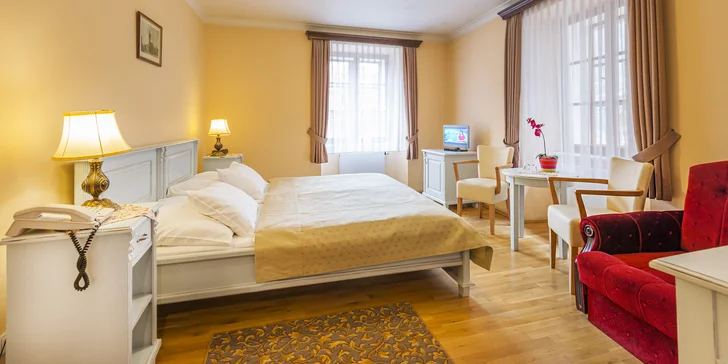 Historický hotel v centre Prahy: raňajky a plavba po Vltave