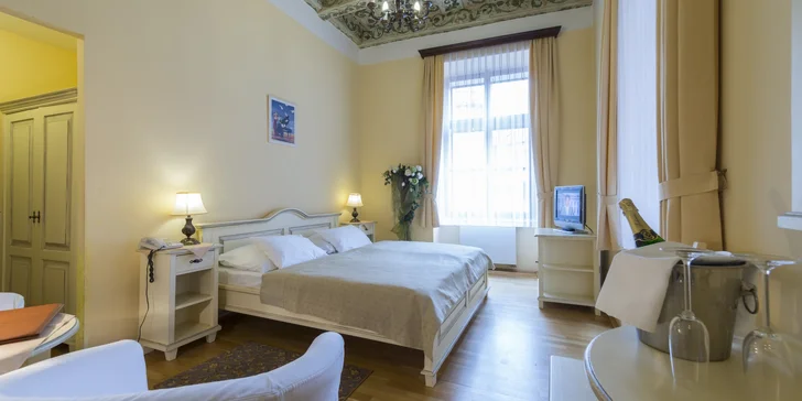 Historický hotel v centre Prahy: raňajky a plavba po Vltave