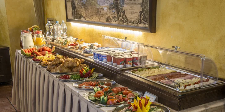 Historický hotel v centre Prahy: raňajky a plavba po Vltave