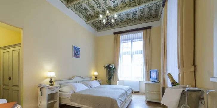 Historický hotel v centre Prahy: raňajky a plavba po Vltave