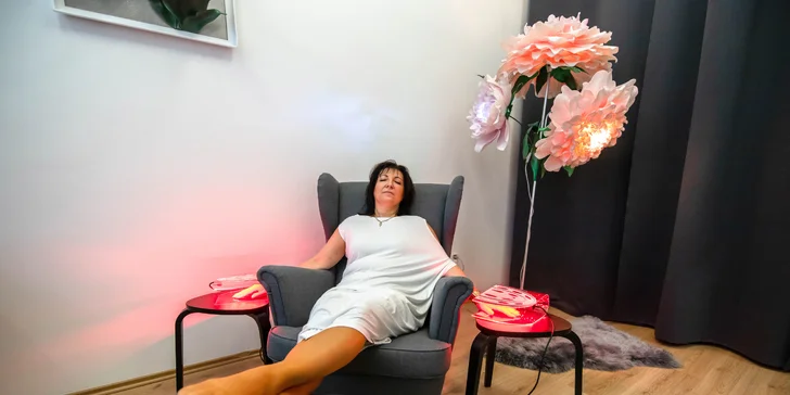 LED svetelná terapia: liečba akné a omladenie pre ruky, tvár aj krk