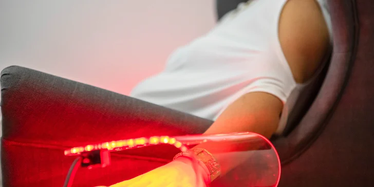 LED svetelná terapia: liečba akné a omladenie pre ruky, tvár aj krk