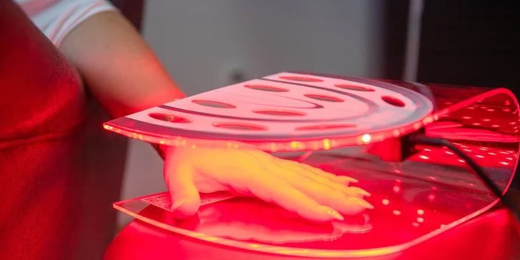 LED svetelná terapia: liečba akné a omladenie pre ruky, tvár aj krk