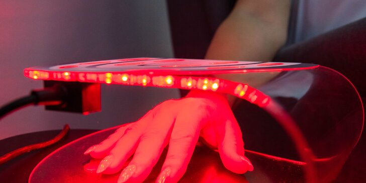 LED svetelná terapia: liečba akné a omladenie pre ruky, tvár aj krk