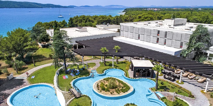 Letná dovolenka v Chorvátsku: hotel pri bielej pláži, vonkajšie bazény aj varianty s wellness