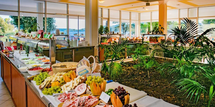 Letná dovolenka v Chorvátsku: hotel pri bielej pláži, vonkajšie bazény aj varianty s wellness