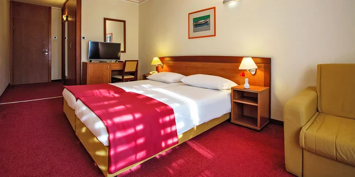 Letná dovolenka v Chorvátsku: hotel pri bielej pláži, vonkajšie bazény aj varianty s wellness