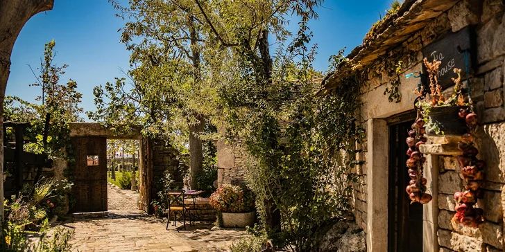 Letná dovolenka v Chorvátsku: hotel pri bielej pláži, vonkajšie bazény aj varianty s wellness