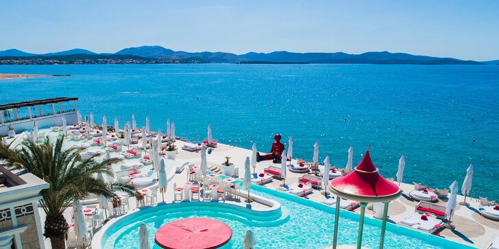 Letná dovolenka v Chorvátsku: hotel pri bielej pláži, vonkajšie bazény aj varianty s wellness