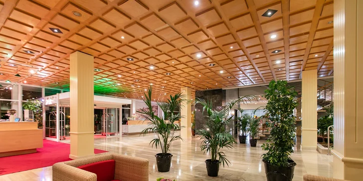 Letná dovolenka v Chorvátsku: hotel pri bielej pláži, vonkajšie bazény aj varianty s wellness