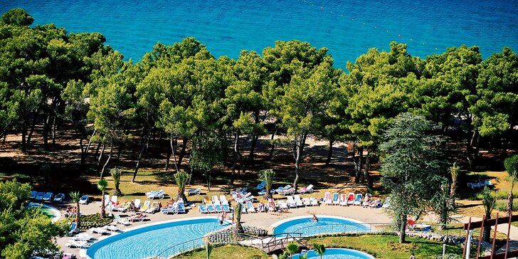 Letná dovolenka v Chorvátsku: hotel pri bielej pláži, vonkajšie bazény aj varianty s wellness