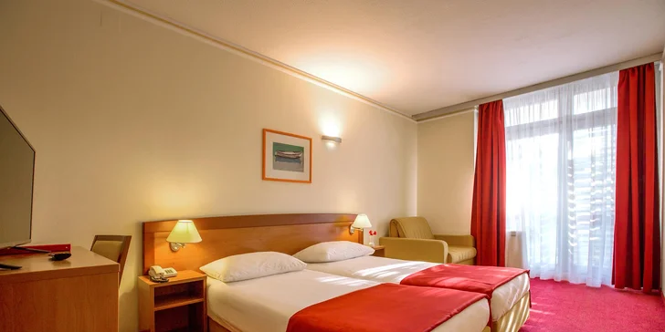 Letná dovolenka v Chorvátsku: hotel pri bielej pláži, vonkajšie bazény aj varianty s wellness