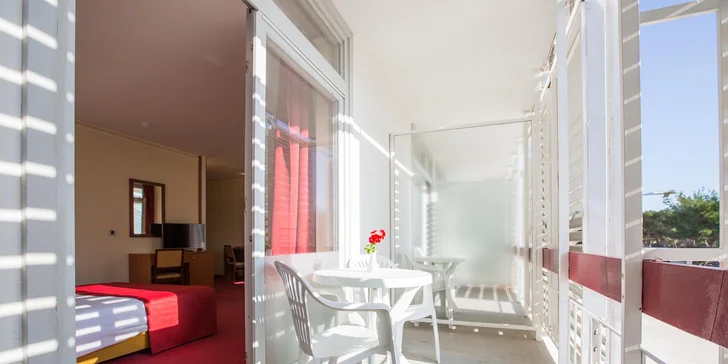 Letná dovolenka v Chorvátsku: hotel pri bielej pláži, vonkajšie bazény aj varianty s wellness