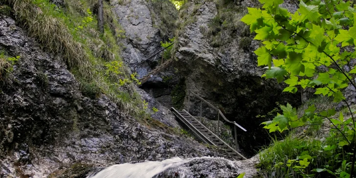 Vyberte sa po stopách Jánošíka! Výlet do Jánošíkových dier, Terchovej a malebných Čičmian