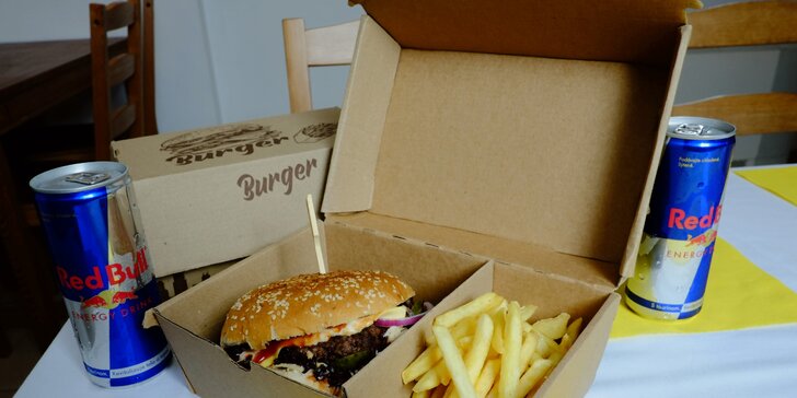Šťavnatý hovädzí burger s hranolčekmi a RedBullom pre 1 alebo 2 osoby