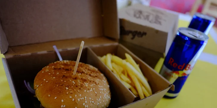 Šťavnatý hovädzí burger s hranolčekmi a RedBullom pre 1 alebo 2 osoby