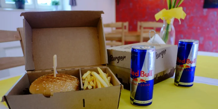 Šťavnatý hovädzí burger s hranolčekmi a RedBullom pre 1 alebo 2 osoby